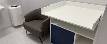 Patogi ir rami erdvė kūdikio maitinimui bei priežiūrai