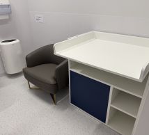 Patogi ir rami erdvė kūdikio maitinimui bei priežiūrai